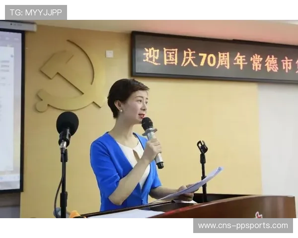 小球迷场边举牌致敬老将，温情一幕感动观众