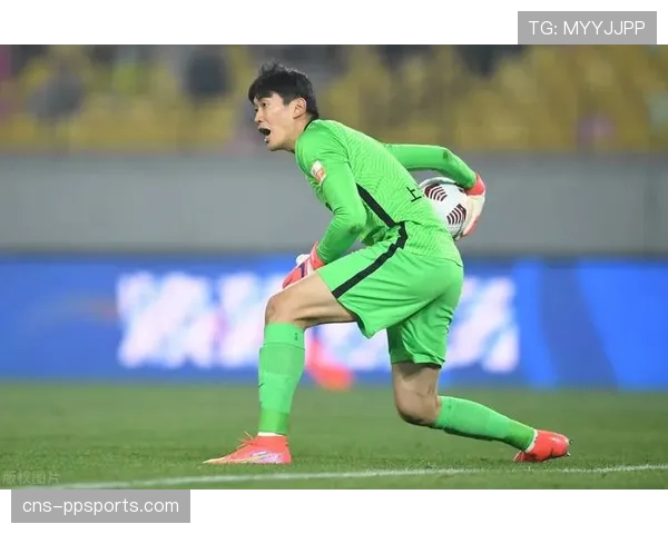 特写瞬间:深圳队门将董春雨连续三次神奇扑救,赢得主场球迷掌声雷动。 特写瞬间:深圳队门将董春雨连续三次神奇扑救,赢得主场球迷掌声雷动。